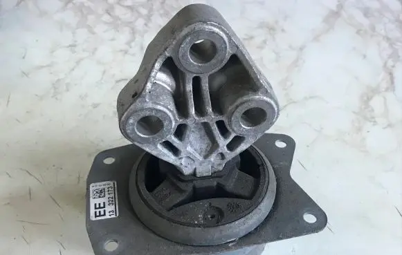 Opel Insignia A Engine mount bracket 13322173
