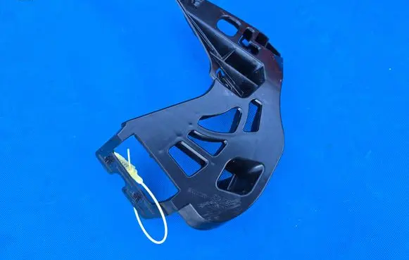 BMW 5 G30 G31 G38 Front bumper mounting bracket 7385348