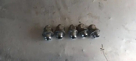 Toyota Corolla Verso AR10 Nuts/bolts 
