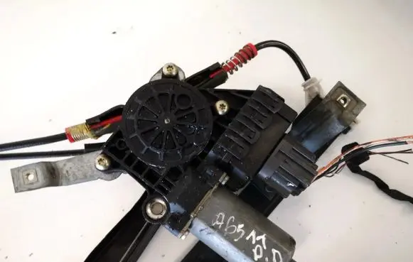 Ford Mondeo Mk III Front door window regulator motor 0130821771