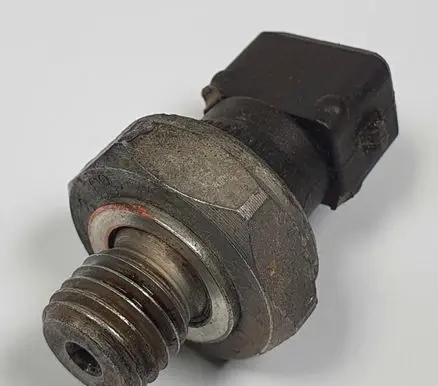 BMW 5 F10 F11 Oil pressure sensor 7568480