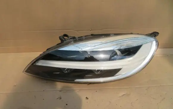 Volvo V40 Headlight/headlamp 31677018