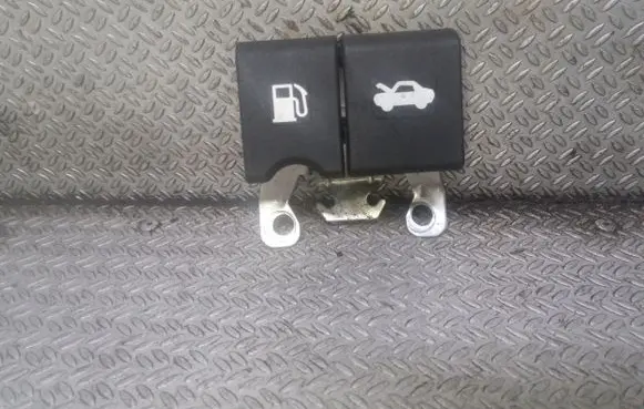 Nissan Qashqai Fuel tank opening switch 