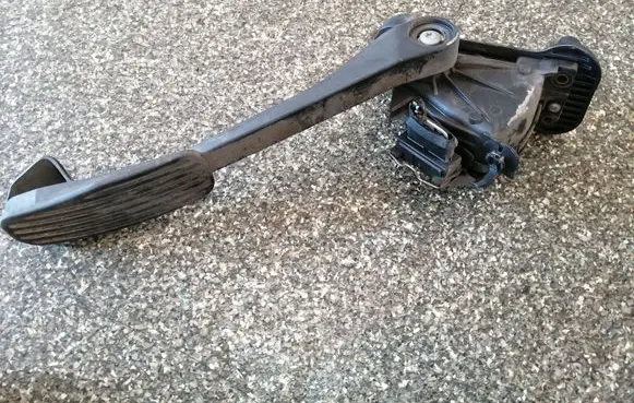 Volvo V70 Accelerator throttle pedal 9496822