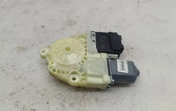 Volkswagen PASSAT B7 Rear door window regulator motor 3AE839461 988755301 3AA959703