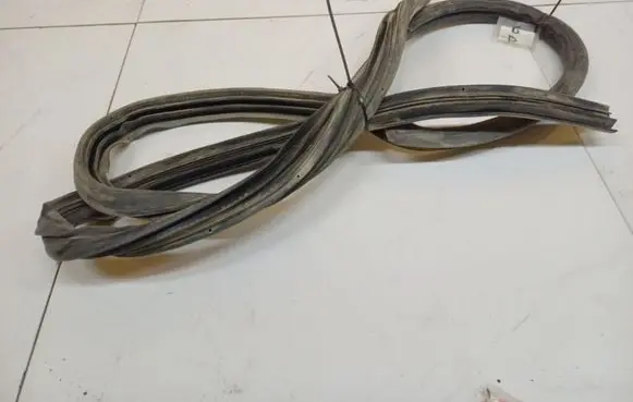 Nissan Primera Rubber seal front coupe door 