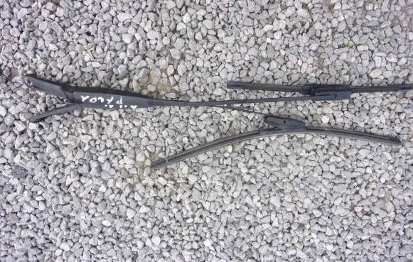 Fiat Panda II Front wiper blade arm