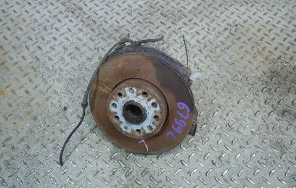 Skoda Octavia Mk2 (1Z) Front wheel hub spindle knuckle
