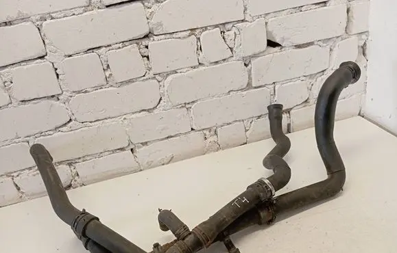 Engine coolant pipe/hose