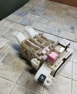 Toyota Auris 150 Fuse module 8273002140A