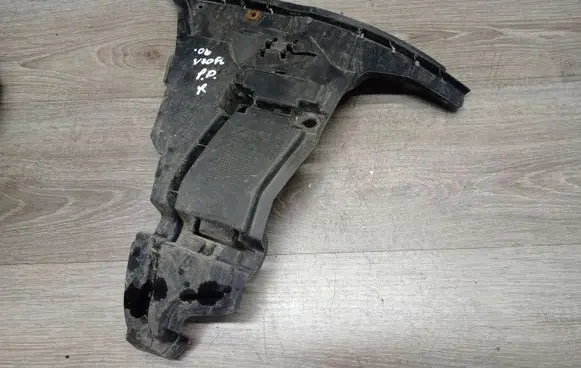 Volvo V70 Front bumper mounting bracket 08693182