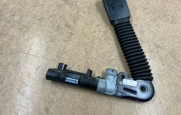 BMW 3 E46 Front seatbelt buckle 8257787