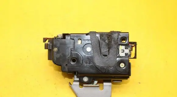 Audi A8 S8 D3 4E Front door lock 4E1837015