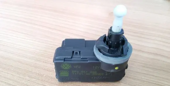 Headlight level adjustment motor