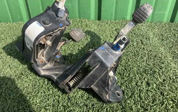 Renault Master III Pedal assembly 8200672367 8200672233
