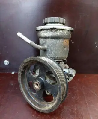Toyota Corolla Verso AR10 Power steering pump