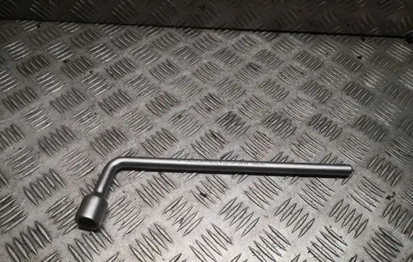 Mercedes-Benz C W203 Wheel nut wrench 2215810001 A2215810001