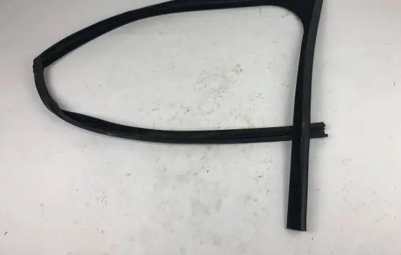 Jaguar I-Pace Rubber seal front door window/glass J9D32159