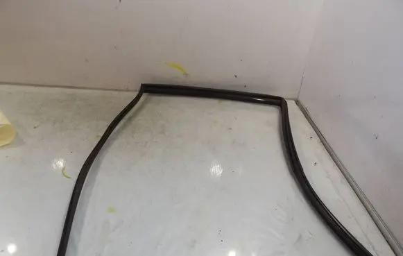 Toyota Yaris Rubber seal front coupe door window 