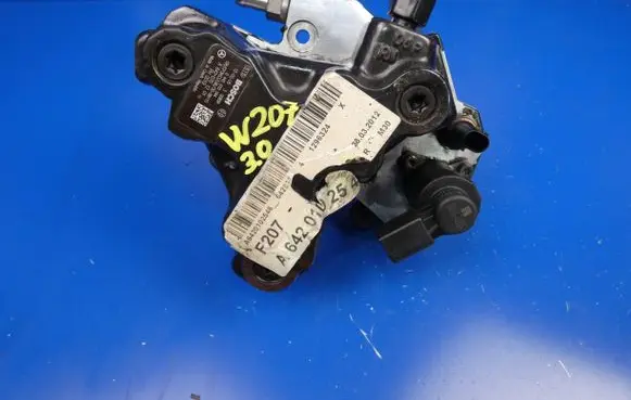 Mercedes-Benz E A207 Fuel injection high pressure pump A6420701201