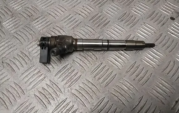Volkswagen PASSAT B8 Fuel injector 04L130277AE