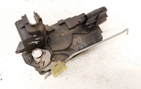 Opel Zafira B Rear door lock 13210738