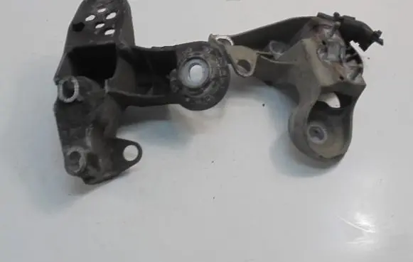 Engine mounting bracket