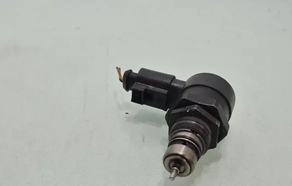 Audi A6 S6 C6 4F Fuel pressure regulator 057130764B