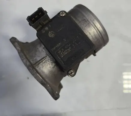 Audi A4 S4 B5 8D Mass air flow meter 037906461B T13094