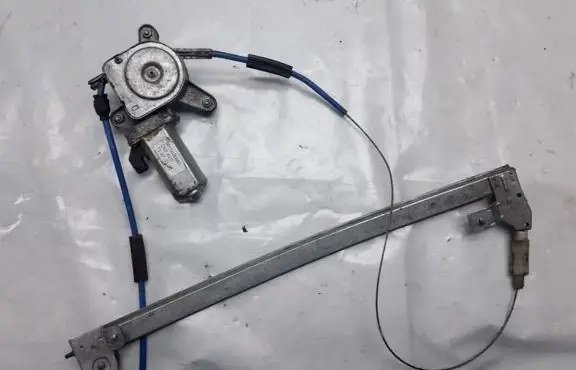 Peugeot 406 Front door window regulator motor 9615036880