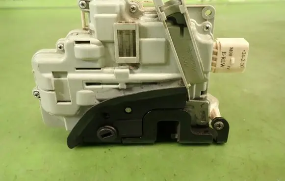 Seat Leon (1P) Rear door lock 1P0859015