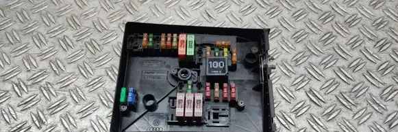 Volkswagen Tiguan Fuse module 1K0937820