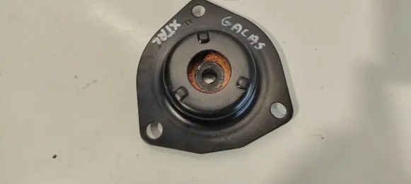 Nissan X-Trail T30 Coil spring/strut mount 