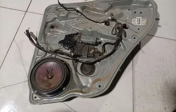 Volkswagen PASSAT B5 Front door electric window regulator 3B9839756