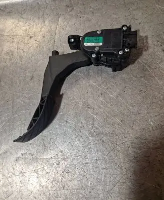 Accelerator throttle pedal