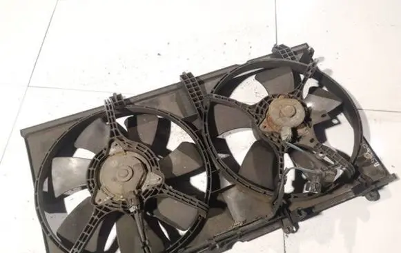 Radiator cooling fan shroud