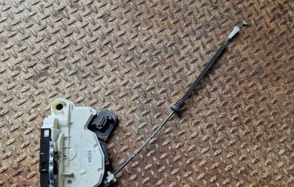 Skoda Yeti (5L) Front door lock 5E2837016