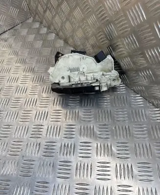 Volkswagen PASSAT CC Front door lock 5N1837015C