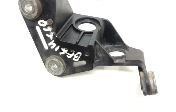 Volkswagen Caddy Gear shift cable bracket 5Q0711789A