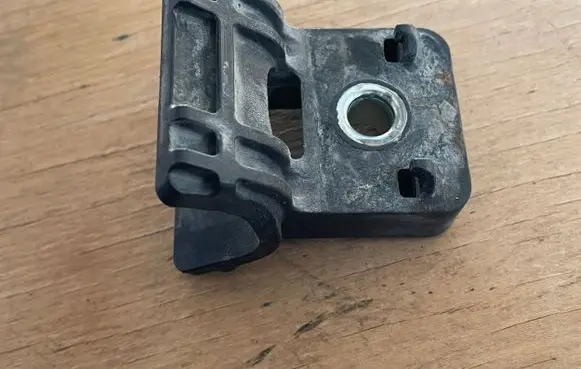 Opel Zafira C Radiator mount bracket 13250318