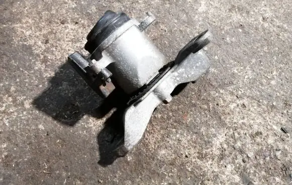 Mazda CX-7 Engine mount bracket