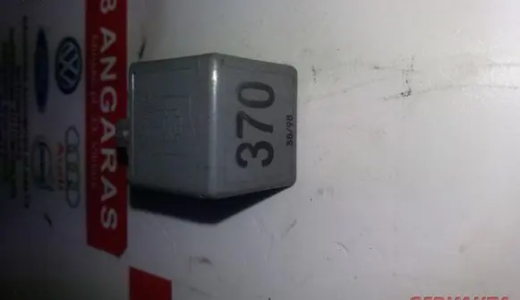 Volkswagen PASSAT B5 Other relay 8D0951253