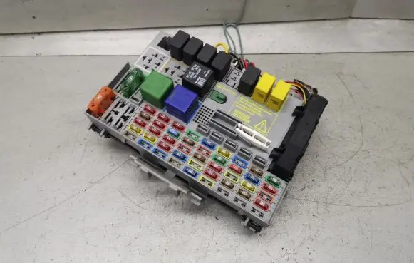 Opel Zafira A Fuse module 24412497