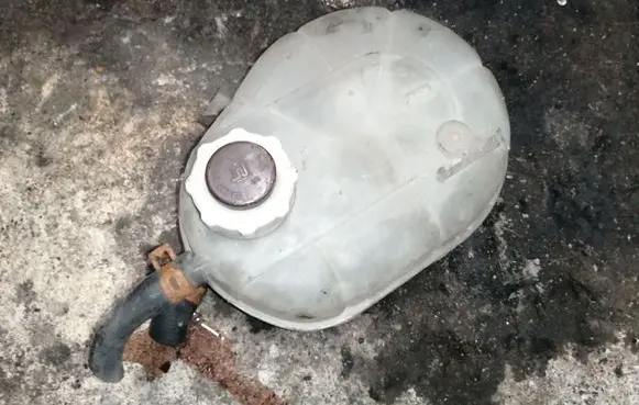 Renault Master II Coolant expansion tank/reservoir 7700838740E