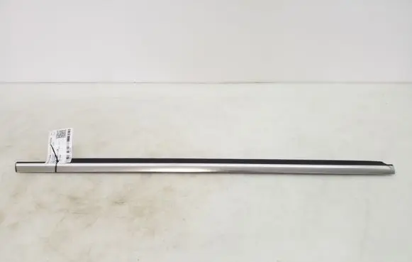 Mercedes-Benz GLK (X204) Front door glass trim molding A2047253665