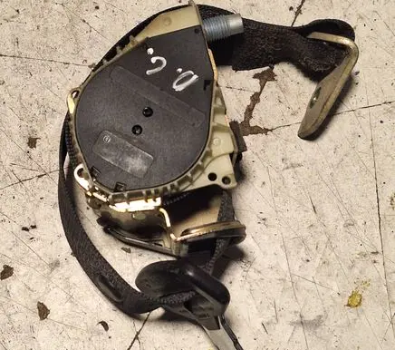 Mercedes-Benz C W203 Rear seatbelt buckle 33014179A 30002386 B240201Y00104