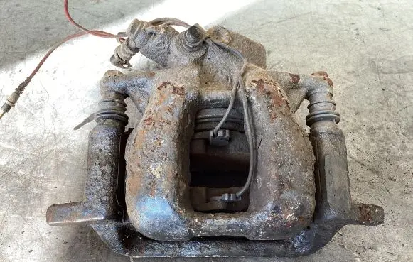 Peugeot 407 Front brake caliper 25064326