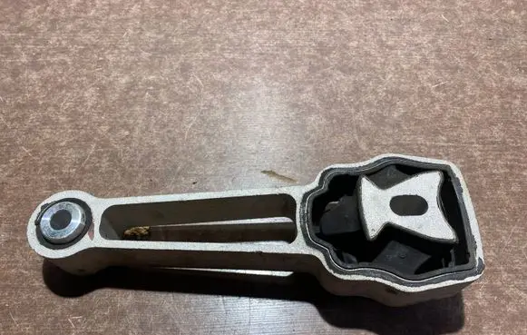 Land Rover Discovery Sport Engine mount bracket 6G926P082