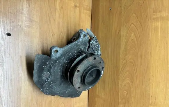 BMW 5 E39 Front wheel hub spindle knuckle