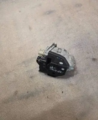 Audi Q7 4L Front door lock 